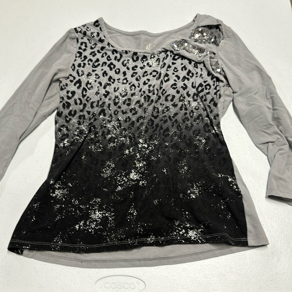 😍 3 for $15 😍 girls long sleeve gray & black shirt sz 16